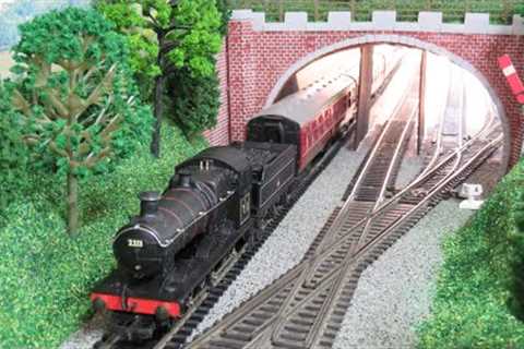 OO Gauge Shed Model Railway / Railroad Layout - Countryside Tunnel Mouth, Raised Area & Steam..